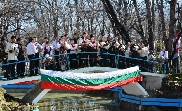 Гайдари изпълниха химна на България