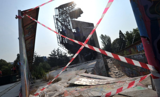 Окончателно: Махат паметника при НДК