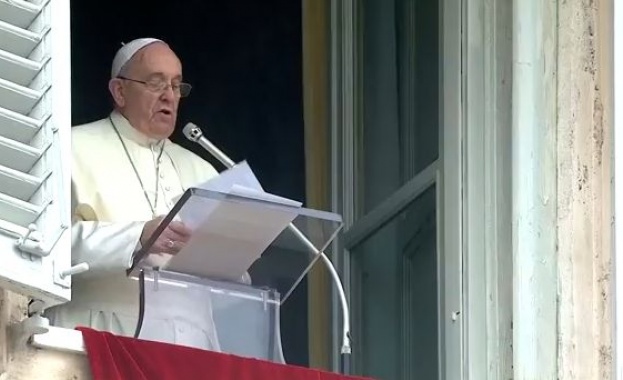 Папата ругае по време на проповед /видео/