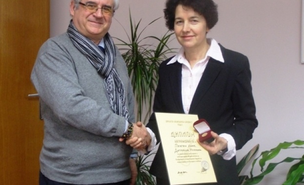 Бардът Милен Тотев връчи отличия на кмета на Добрич