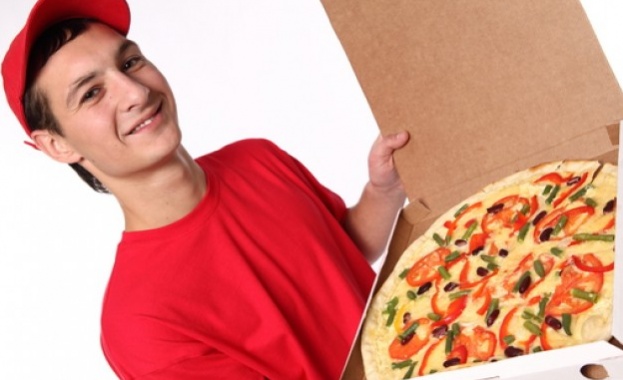 Тийнейджъри обраха разносвач на пица 