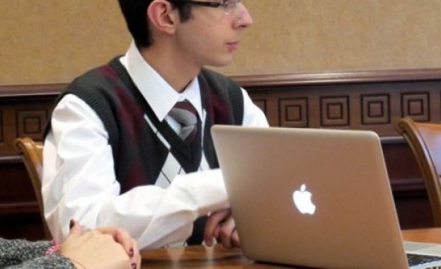 Варненец проби с Ipod приложение, направил го в 8 клас