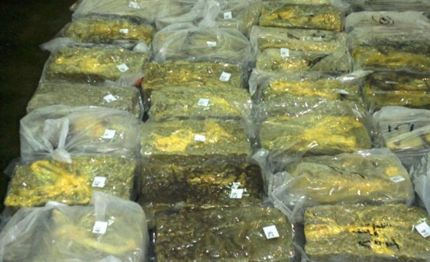 Наркотрафикант се опитва да бяга през Дунав мост с 37 кг марихуана 