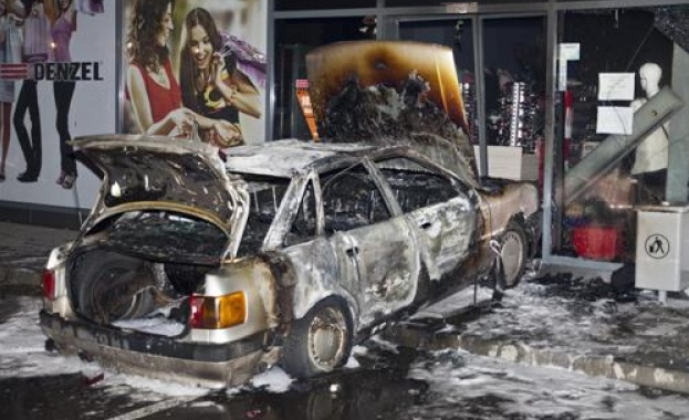 Шофьор блъсна колата си в магазин, поля я с гориво и я запали