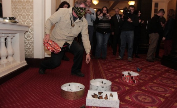 Спайдърмен пусна пеперуди в парламента 