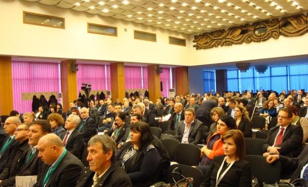 Обучиха близо 5400 общински служители