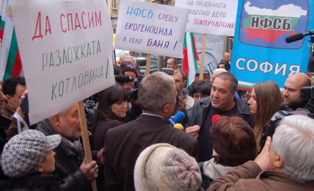 НФСБ и жители на с. Баня поискаха оставката на министър Михайлова 