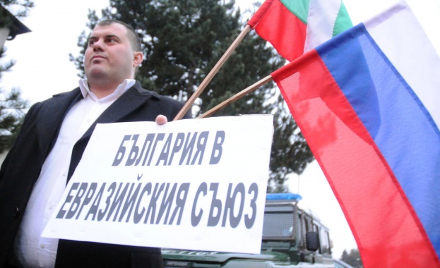 Проруски и анти-Путин протест пред посолството на Русия в София