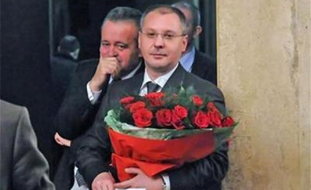 Червените депутати изненадаха колежките си по случай 8 март