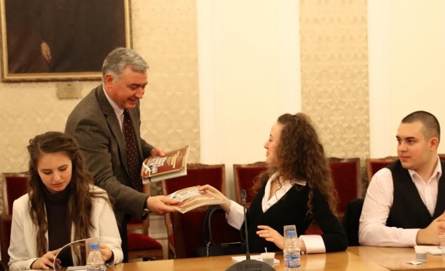 Мерджанов обсъди със студенти проблемите на бежанската криза