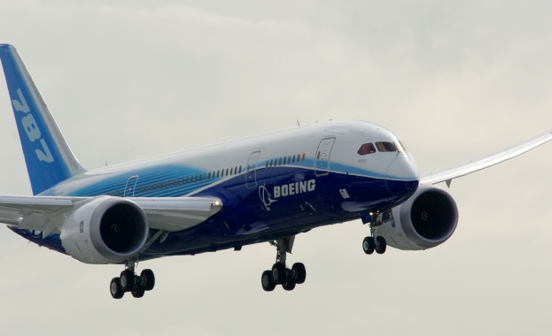 Boeing съобщи за пукнатини в крилата на Dreamliner
