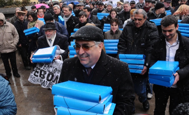 Настояват и за онлайн проверка на подписката за референдума Настояват и за онлайн проверка на подписката за референдума