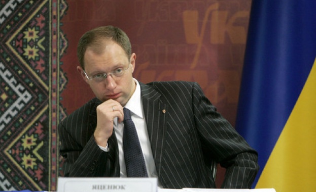 Яценюк заподозя Русия в "търговия с въздух"