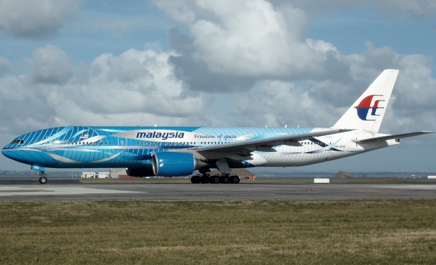 Малайзийският самолет се разпаднал във въздуха?