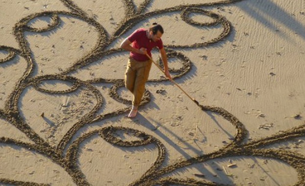 Американец рисува върху пясъка на най-красивите плажове в света