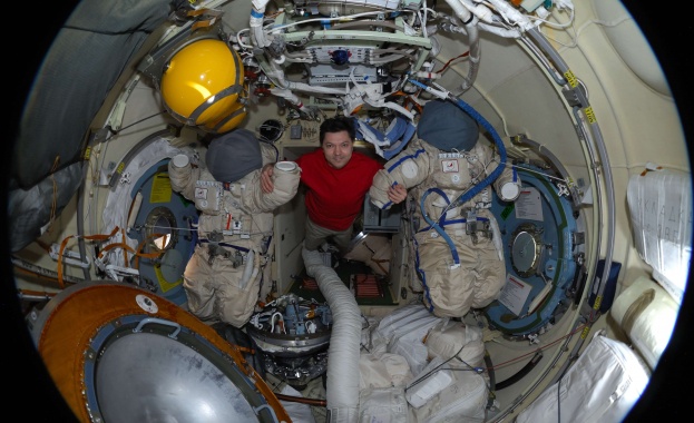 Трима космонавти успешно се заврърнаха  от орбита