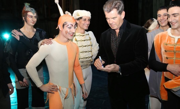 Пиърс Броснан поздрави операта с писма и рози