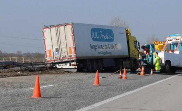 ТИР катастрофира на "Тракия", разлив на гориво блокира трафика