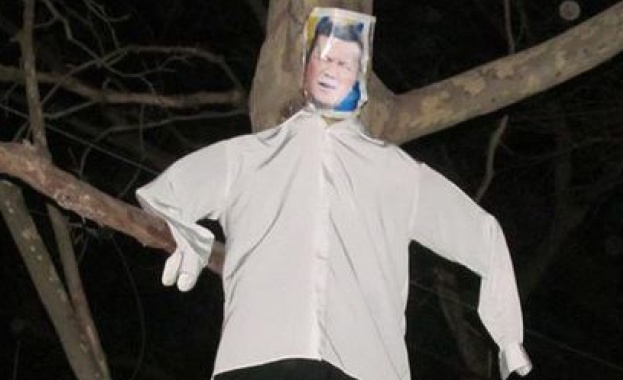 Варненецът, "обесил" чучело на Янукович, привикан на разпит в полицията