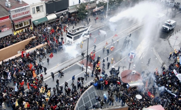 Погребение предизвика вълна от протести в Турция /видео/
