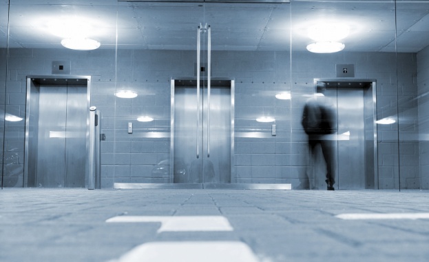 Масово спират старите асансьори