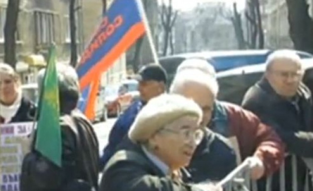 Старци протестираха пред БНТ 