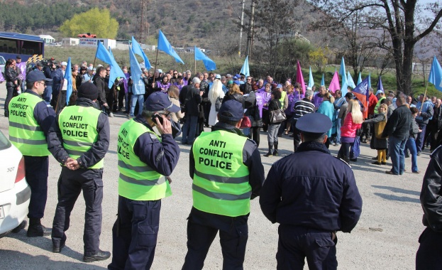 Работници на „Напоителни системи“ протестираха край Е-79 /снимки/