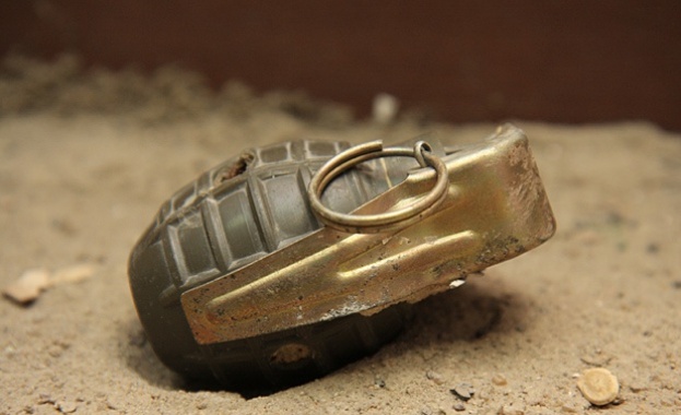 Неизвестен хвърли граната върху автобус, уби шофьора