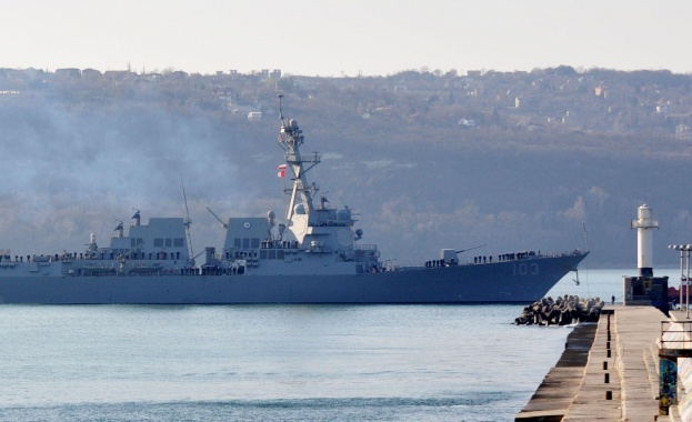 Американският ракетен миноносец Рос USS Ross влезе в Черно море