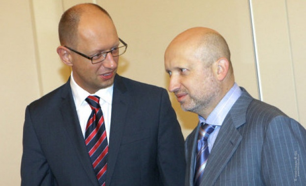 На Турчинов и Яценюк ще забранят достъпа в Крим 