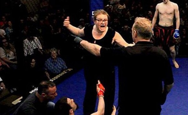 Разтревожена майка нахлу в клетката на ММА мач /видео/