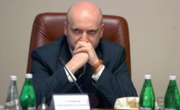 Турчинов поиска оставките на полицейските шефове в Луганск и Донецк