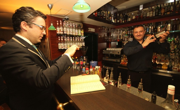 Варненски барман постави "Гинес" рекорд с 2014 коктейла 