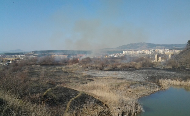 Пожар горя между два пернишки квартала 