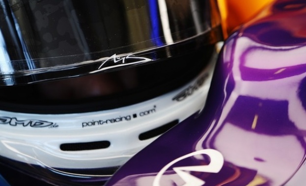 Фетел почете Шумахер със специална каска