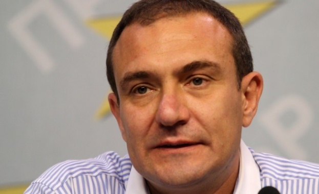 В момента огромната държавна и икономическа криза изтъняват портфейла на