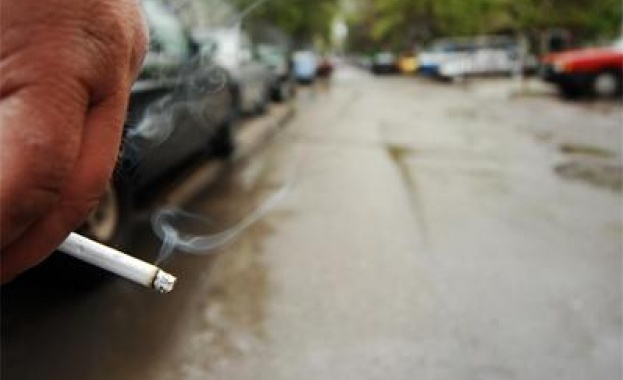 Изверг гаси цигари в лицето на доведения си син