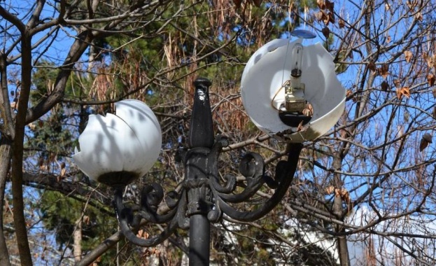 Хулигани изпочупиха лампите в градската градина на Благоевград