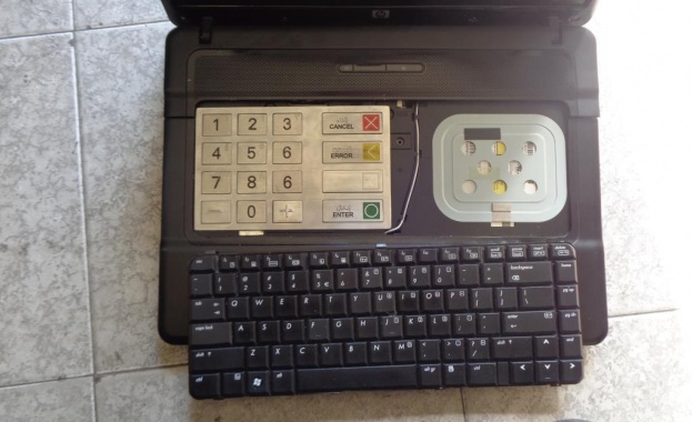 Скимиращо устройство, укрито в лаптоп, задържаха на летище София