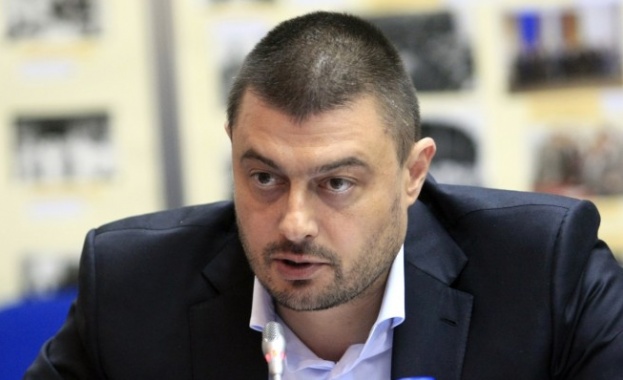 Бареков: Цинично е, когато хората се давят, един политик да се снима гол с шарани в ръцете