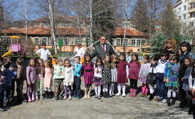 ЧЕЗ дари лаптоп и офис мебели на детска градина в Перник