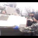 В Украйна мирни жители спират украинска военна техника