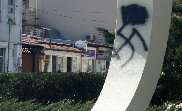 Хитлеристки кръст се появи върху паметник в центъра на Пловдив