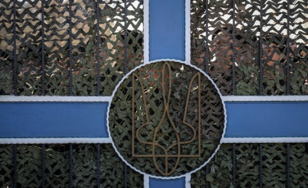 Киев моли дипломатите си да преведат част от заплатата си за нуждите на армията