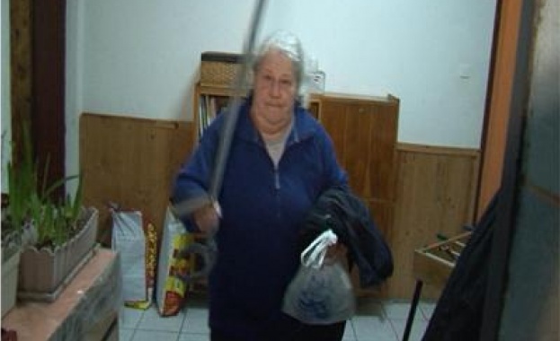 Майката на стрелеца от Лясковец налита на бой на репортери