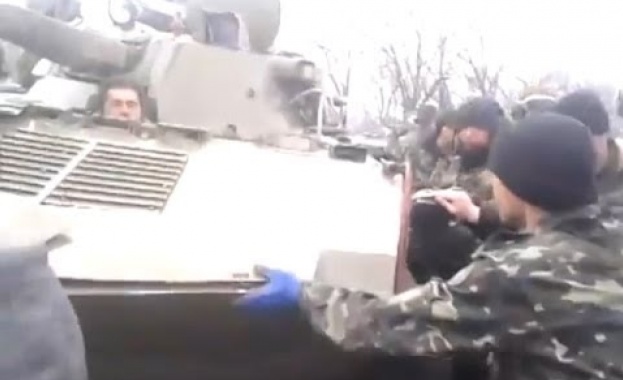В Украйна мирни жители спират украинска военна техника