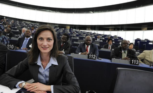 Мария Габриел: Мигрантите трябва да познават правата си