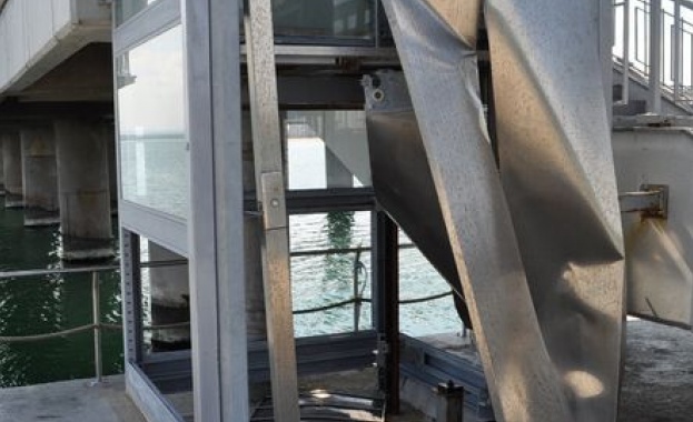 Потрошиха новия асансьор за хора с увреждания на бургаския мостик 