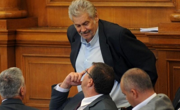 Посрещнаха с ръкопляскания Стефан Данаилов в парламента