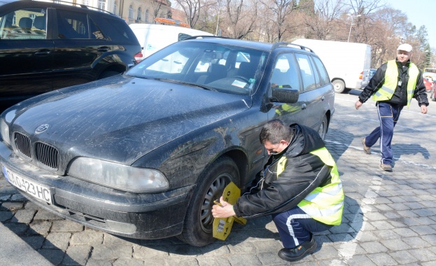 Отново закопчаха коли на депутати пред НС /снимки/